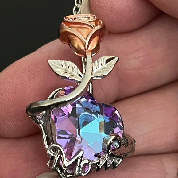 ☄️This stunning heart and rose pendant necklace is perfect for Mother’s Day! 18” - Picture 8 of 14